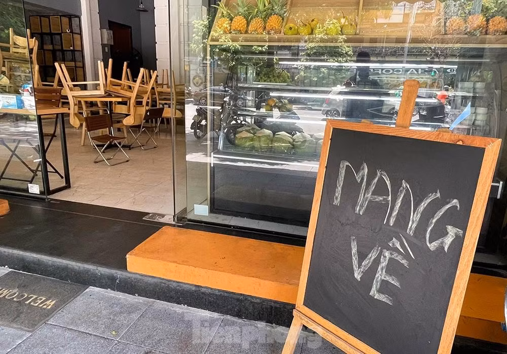 Quán nước hoa quả trên phố Bà Triệu cũng bán hàng mang về để giữ chân khách.