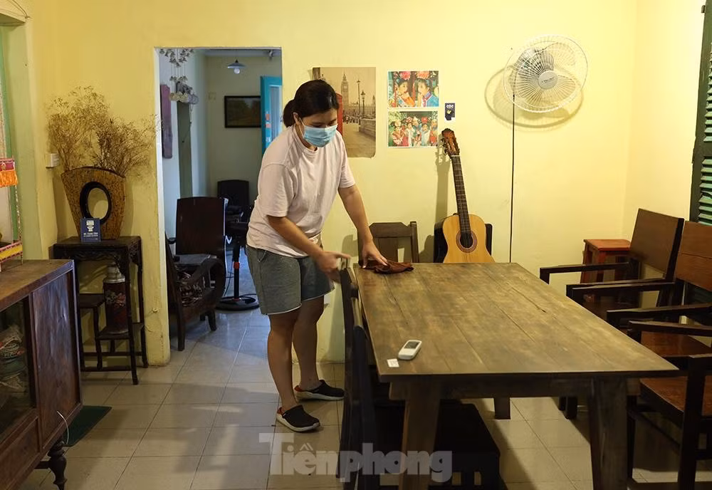 Chị Phương - chủ quán cà phê trên đường Giảng Võ cho biết: “Cửa hàng đóng cửa từ 12h ngày 25/5 theo chỉ thị của Thành phố, cửa hàng tôi có 10 nhân viên, giờ chỉ giữ lại 1 nhân viên pha chế kiêm bán phục vụ khách mang về, ngày bán được 5-6 cốc. Bán hàng số lượng ít, tiền thuê mặt bằng vẫn phải trả đều nên cũng khó khăn, cũng may chủ nhà hỗ trợ 1 phần tiền nhà. Mong nhất bây giờ mọi thứ bình thường trở lại...”