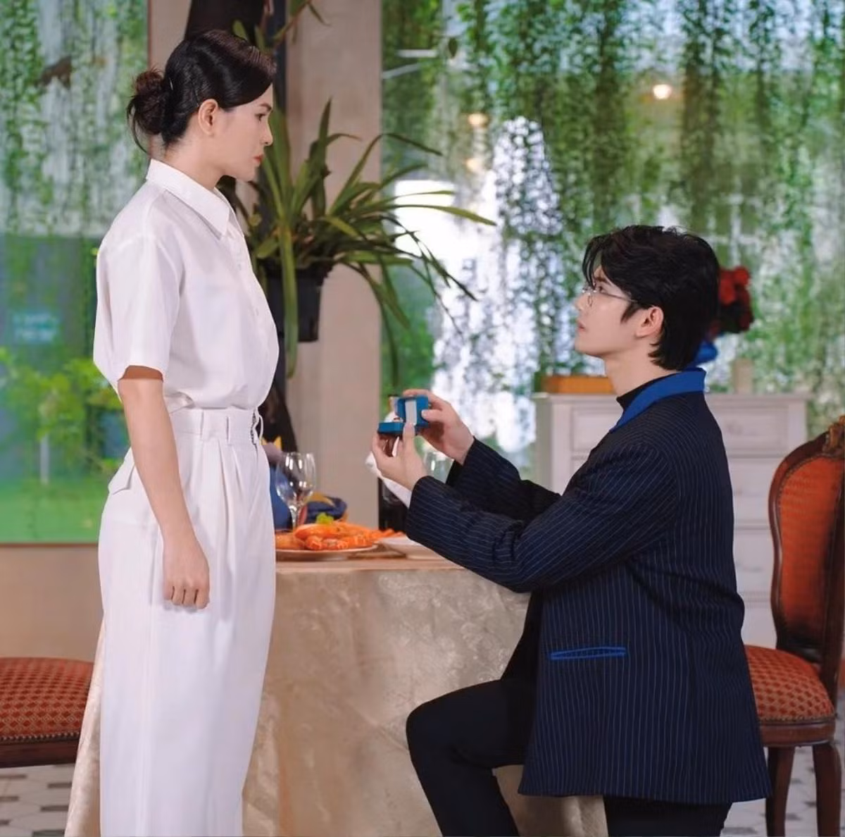Phim đầy rẫy chi tiết phi lý ngô nghê, khiến người xem "chịu thua" ê-kíp sản xuất.