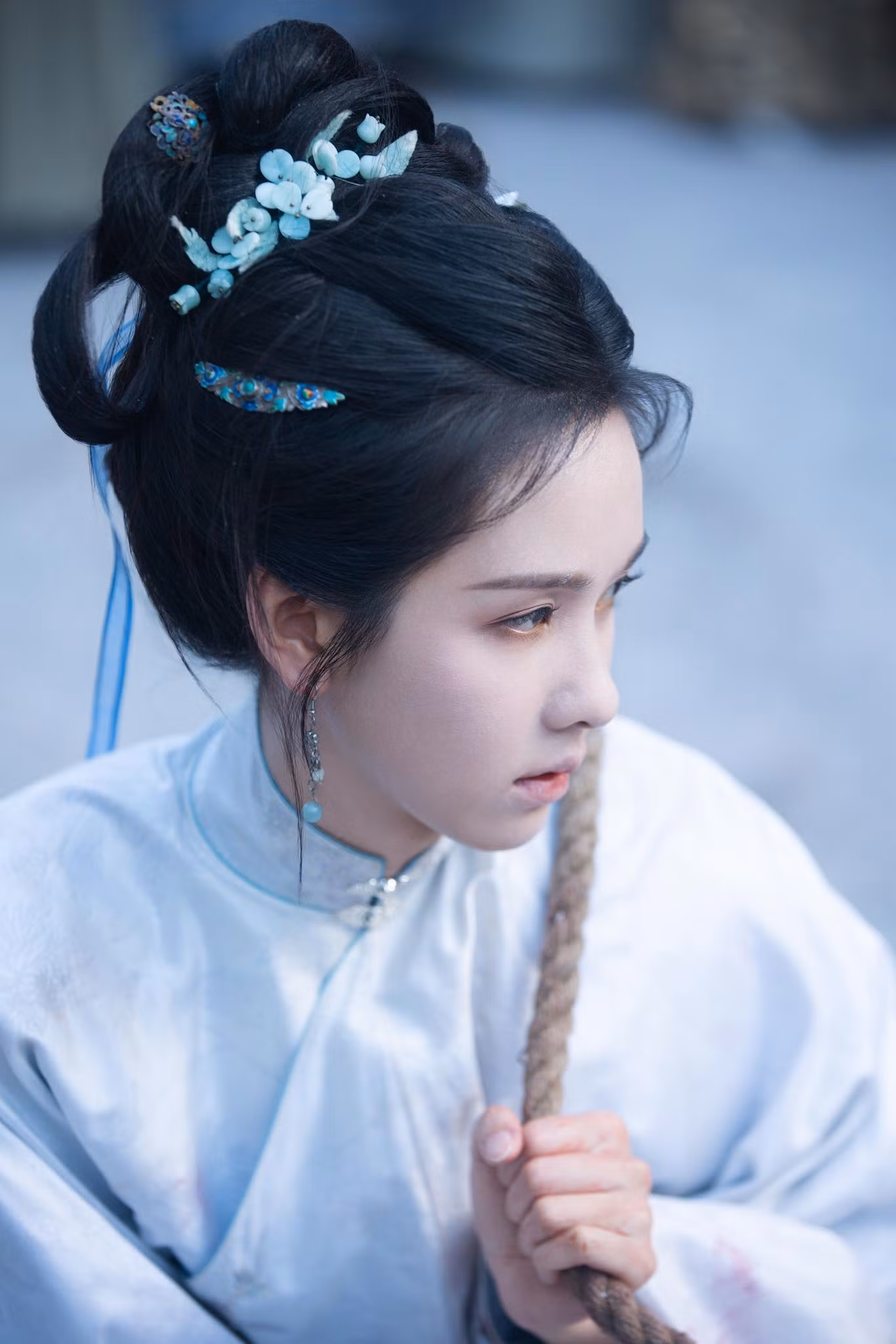 Cô được chọn nhờ ngoại hình mỏng manh nhưng ánh mắt sắc bén.