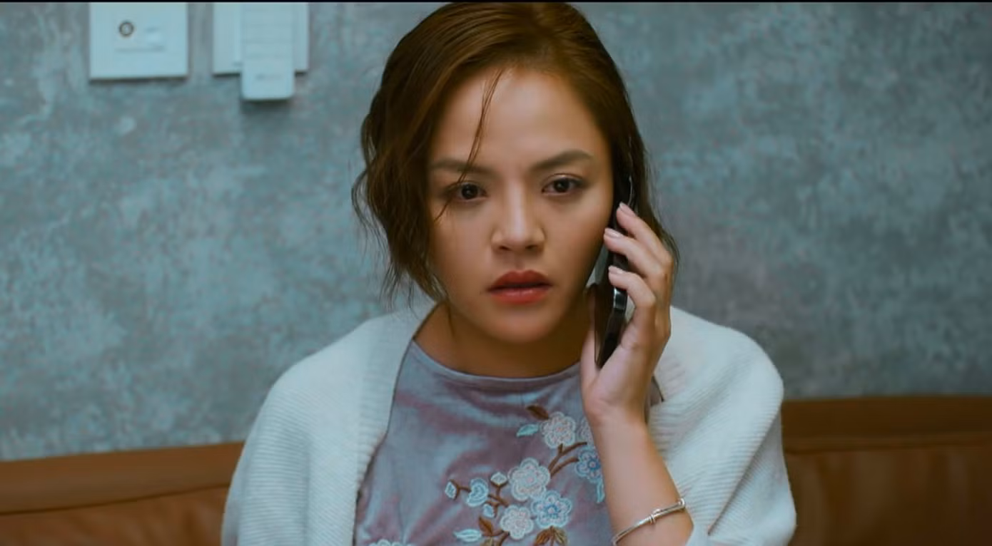 Liên luôn xuất hiện với vẻ mặt căng thẳng.
