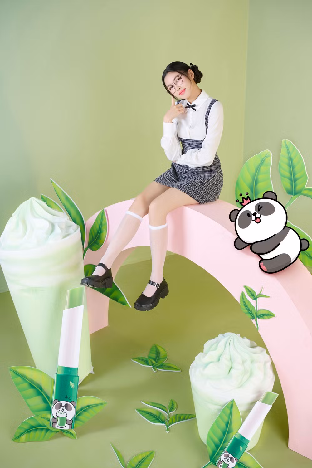Sự “cute” của Lọ Lem bên những món đồ uống khổng lồ ấn tượng.