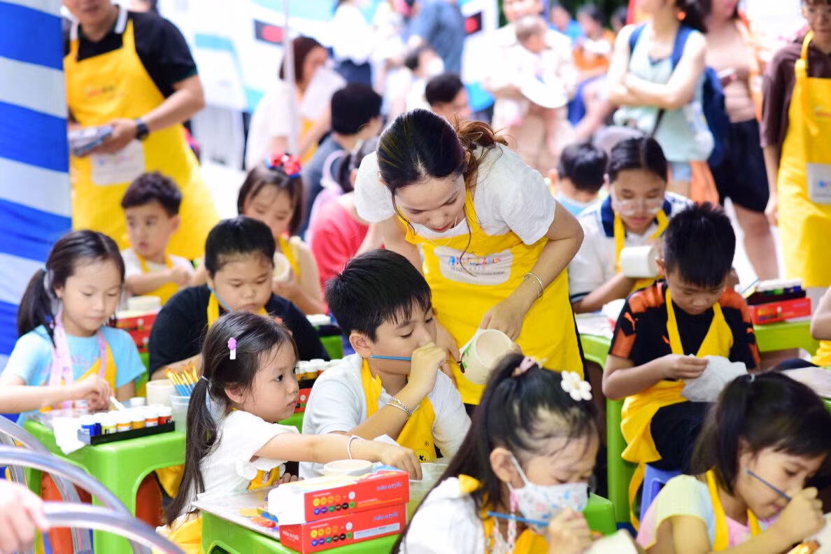 Các em thiếu nhi tham gia Workshop “Gieo mầm” vẽ trang trí chậu cây bằng màu Acrylic của COLOKIT tại sự kiện Kids fest.
