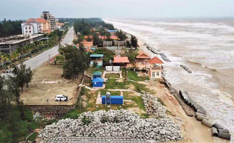 Bãi biển Nhật Lệ đang bị biển xâm thực nghiêm trọng.