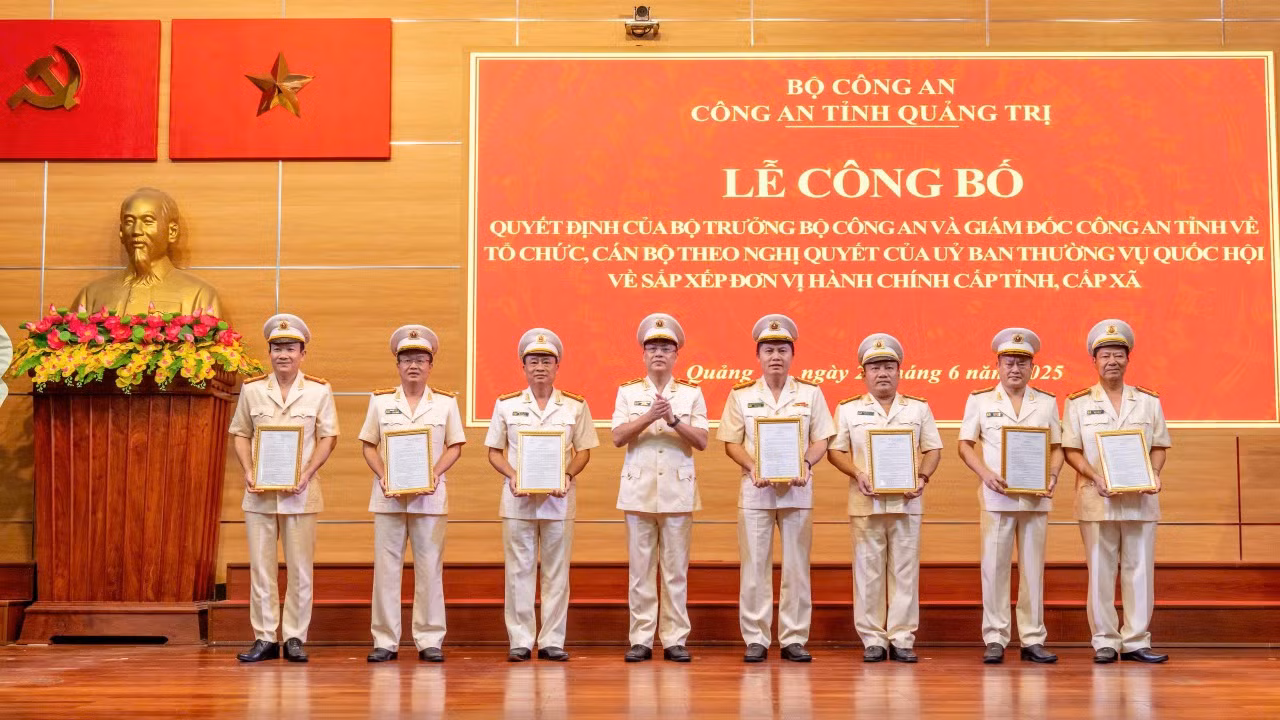 Thừa uỷ quyền của Bộ trưởng Bộ Công an, thiếu tướng Nguyễn Thanh Liêm trao quyết định cho các Phó Giám đốc Công an tỉnh Quảng Trị mới.