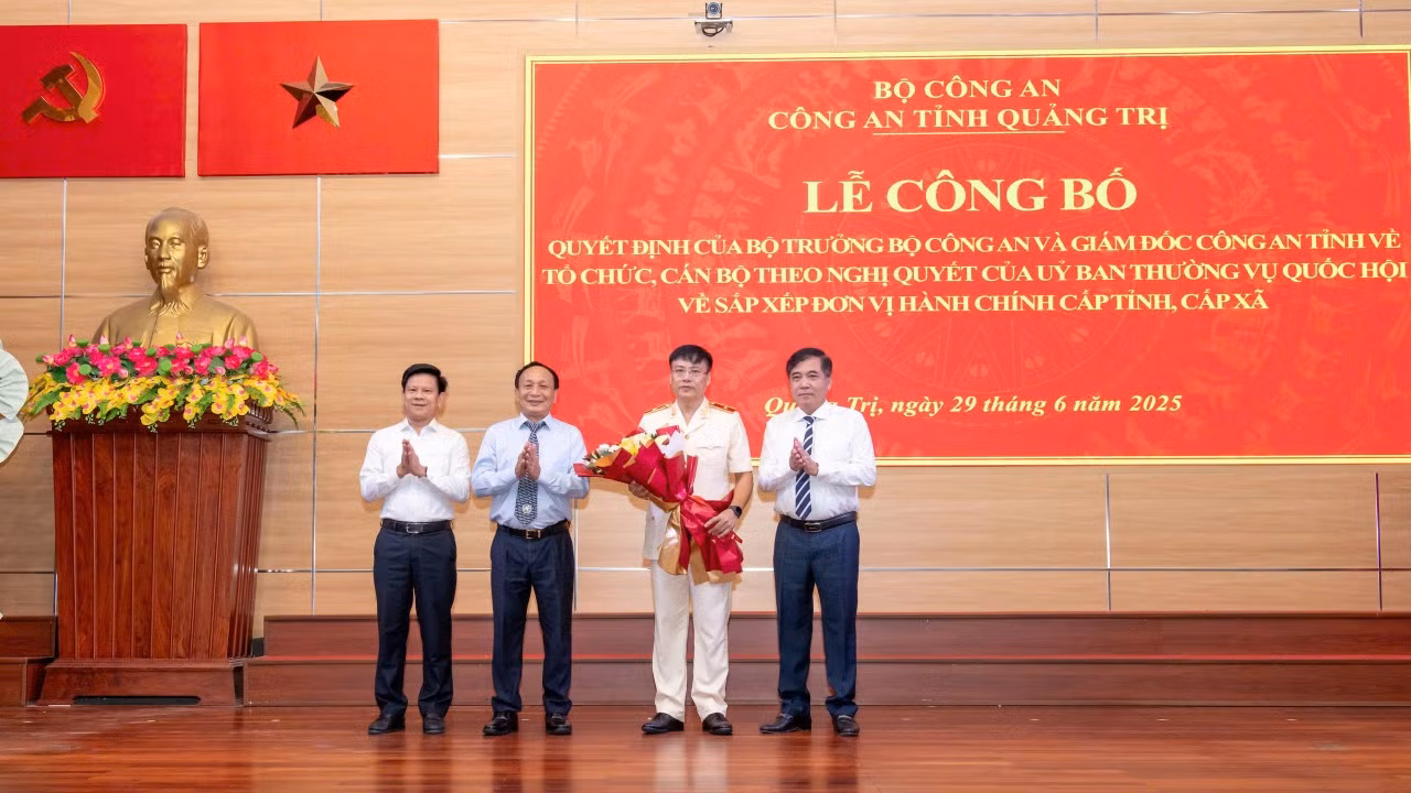 Lãnh đạo tỉnh Quảng Bình tặng hoa chúc mừng Thiếu tướng Nguyễn Thanh Liêm.