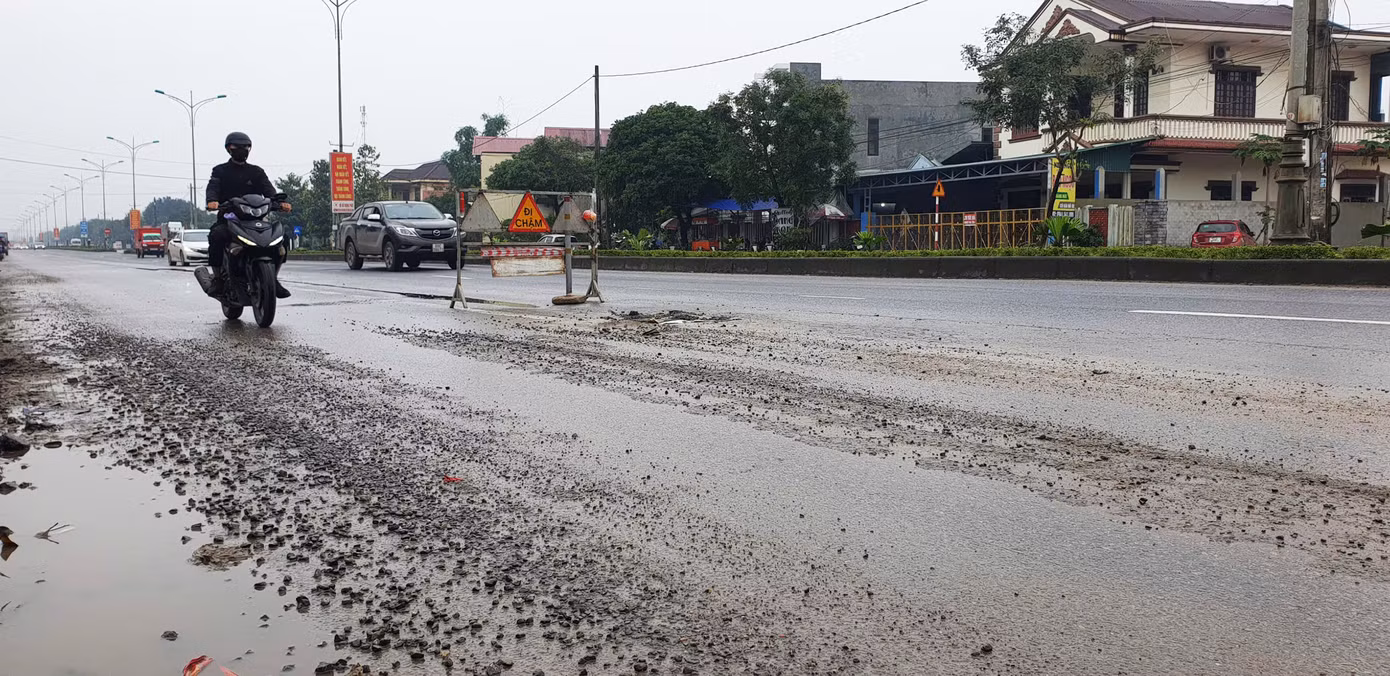 Một điểm hư hỏng trên Quốc lộ 1 đoạn đi qua huyện Triệu Phong.