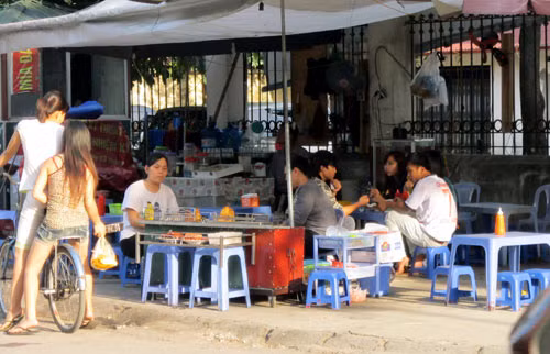 Mỗi chỗ trên vỉa hè giờ đều được mua bán, sang nhượng với giá từ vài triệu lên đến hàng chục triệu đồng