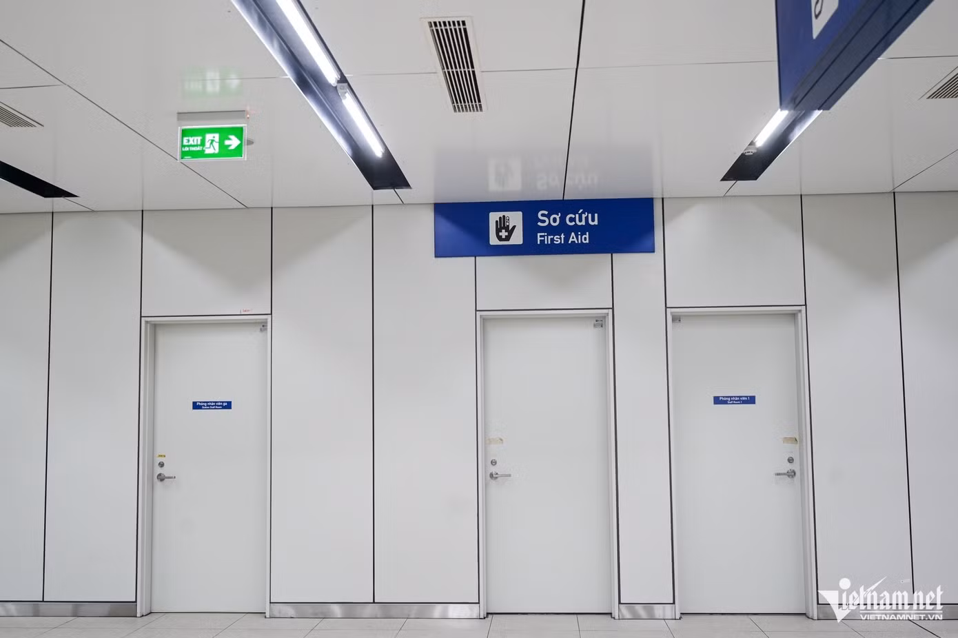 Cả 3 ga ngầm (Bến Thành, Nhà hát thành phố, Ba Son) đã được hoàn thiện, sẵn sàng cho ngày đoàn tàu vận hành thương mại. Các ga này được chia thành nhiều khu như: phòng bán và điều chỉnh vé, giám sát an ninh, làm việc của nhân viên nhà ga, khu nhà vệ sinh... Đáng chú ý là có cả phòng hỗ trợ y tế.