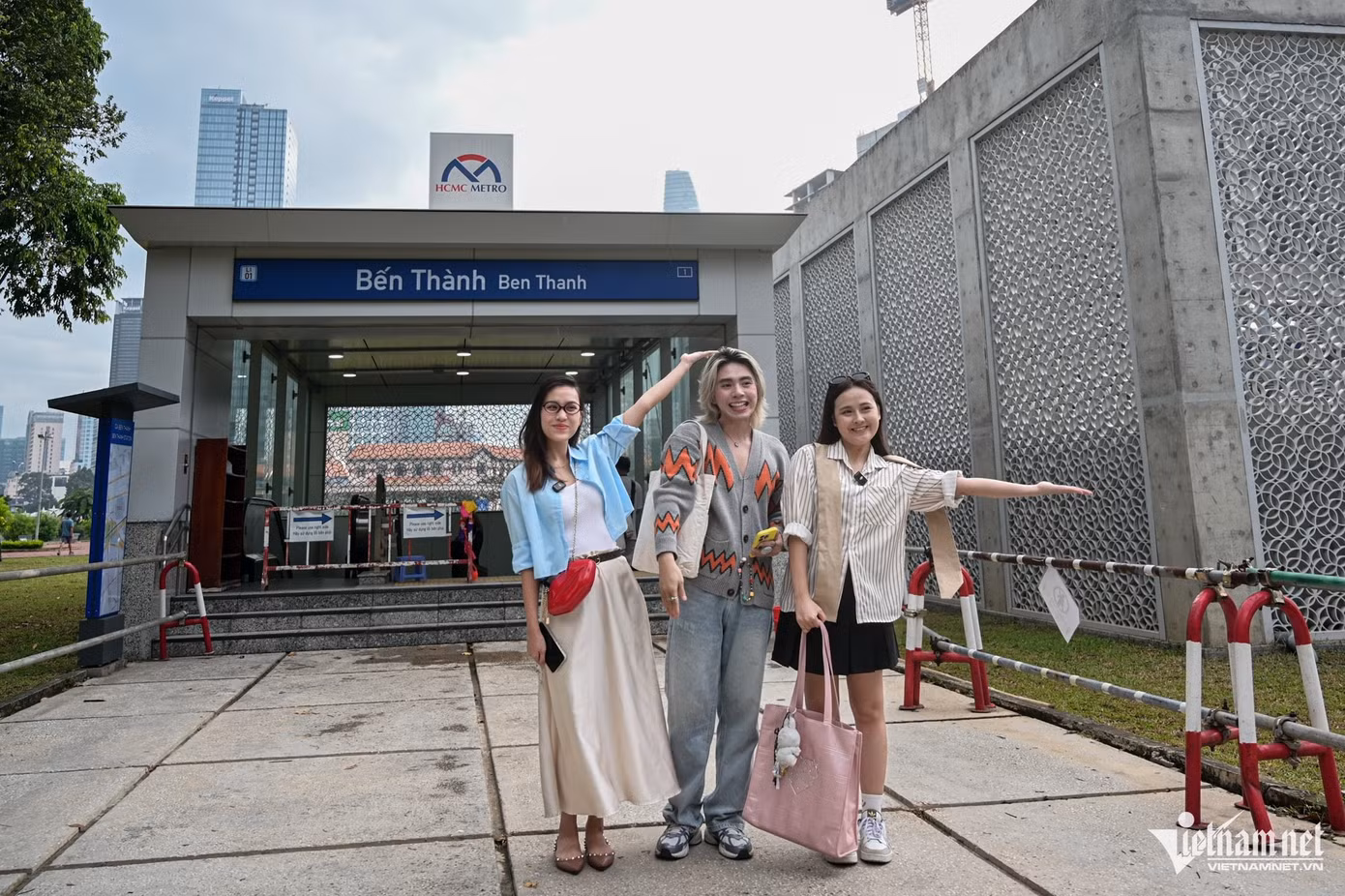 Trong đợt chạy thử cuối cùng của metro, người dân TPHCM được đăng ký trải nghiệm với điểm xuất phát từ ga Bến Thành (quận 1). Trở thành những hành khách đầu tiên của phương tiện giao thông công cộng hiện đại, nhiều thiếu nữ thích thú check-in, ghi lại kỷ niệm đáng nhớ với tuyến metro được xây dựng trong suốt hơn 1 thập kỷ.