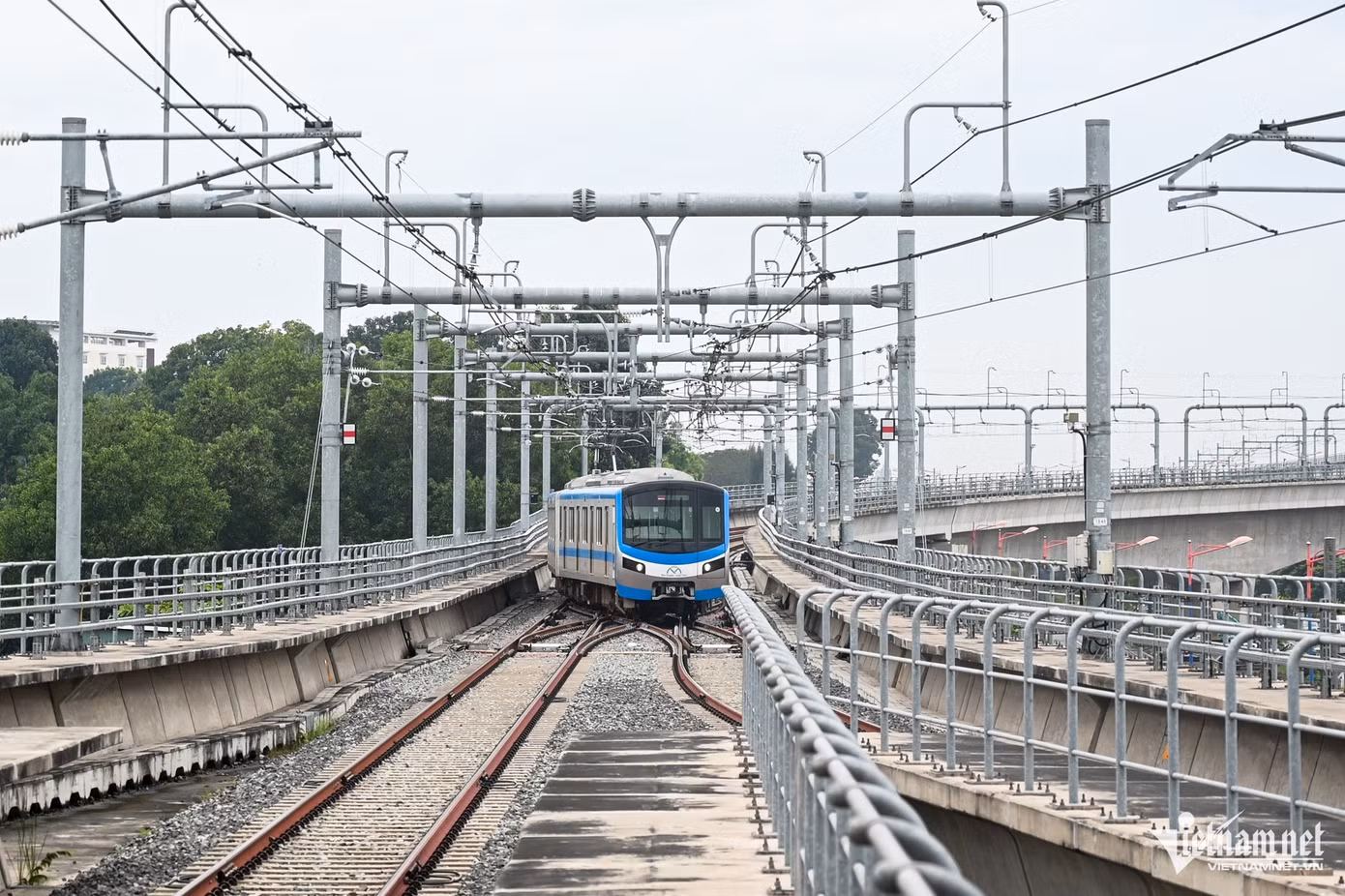 Ban quản lý đường sắt đô thị cho biết hiện đơn vị và HURC1 nỗ lực cùng tư vấn và các nhà thầu khẩn trương hoàn thành những thủ tục còn lại để đủ điều kiện nghiệm thu toàn dự án, đưa metro số 1 vận hành thương mại vào ngày 22/12. Trong tháng đầu tiên, hành khách sẽ được đi metro miễn phí. Việc này nhằm khuyến khích người dân trải nghiệm và làm quen với phương tiện giao thông công cộng mới.