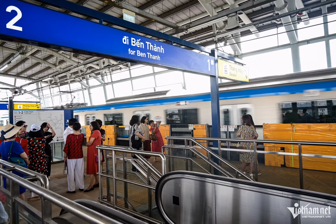 Hình ảnh hành khách thích thú nhìn đoàn tàu metro chạy tới ga Tân Cảng ngày 13/12. Theo ghi nhận của PV VietNamNet, tại nhiều ga, nhiều khu vực ghế ngồi và bảng chỉ dẫn vẫn được bọc kín chờ ngày vận hành chính thức.