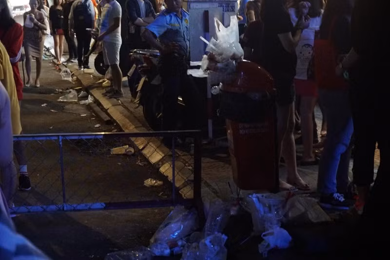 Rủ nhau xem pháo hoa, bị dân buôn... chém đẹp ảnh 10