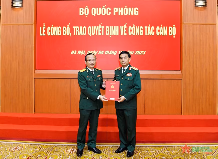 Đại tướng Phan Văn Giang - Ủy viên Bộ Chính trị, Phó Bí thư Quân ủy Trung ương, Bộ trưởng Bộ Quốc phòng trao quyết định bổ nhiệm Đại tá, PGS, TS Lê Hữu Song giữ chức vụ Giám đốc Bệnh viện Trung ương Quân đội 108. Ảnh: QĐND.
