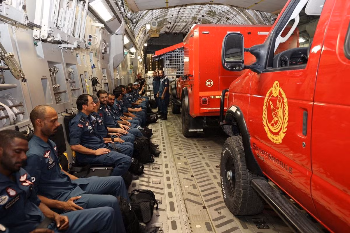 Nhân viên Nhóm Tìm kiếm và Cứu nạn Quốc tế Qatar trên máy bay xuất phát từ Căn cứ Không quân Al Udeid, gần Doha (Qatar) đến Maroc. Ảnh: Reuters