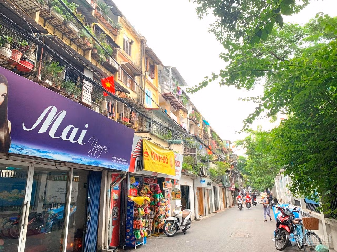 Nhiều người vẫn săn mua căn hộ ở những khu tập thể cũ bởi vị trí thuận tiện... (Ảnh: Nguyễn Lê).