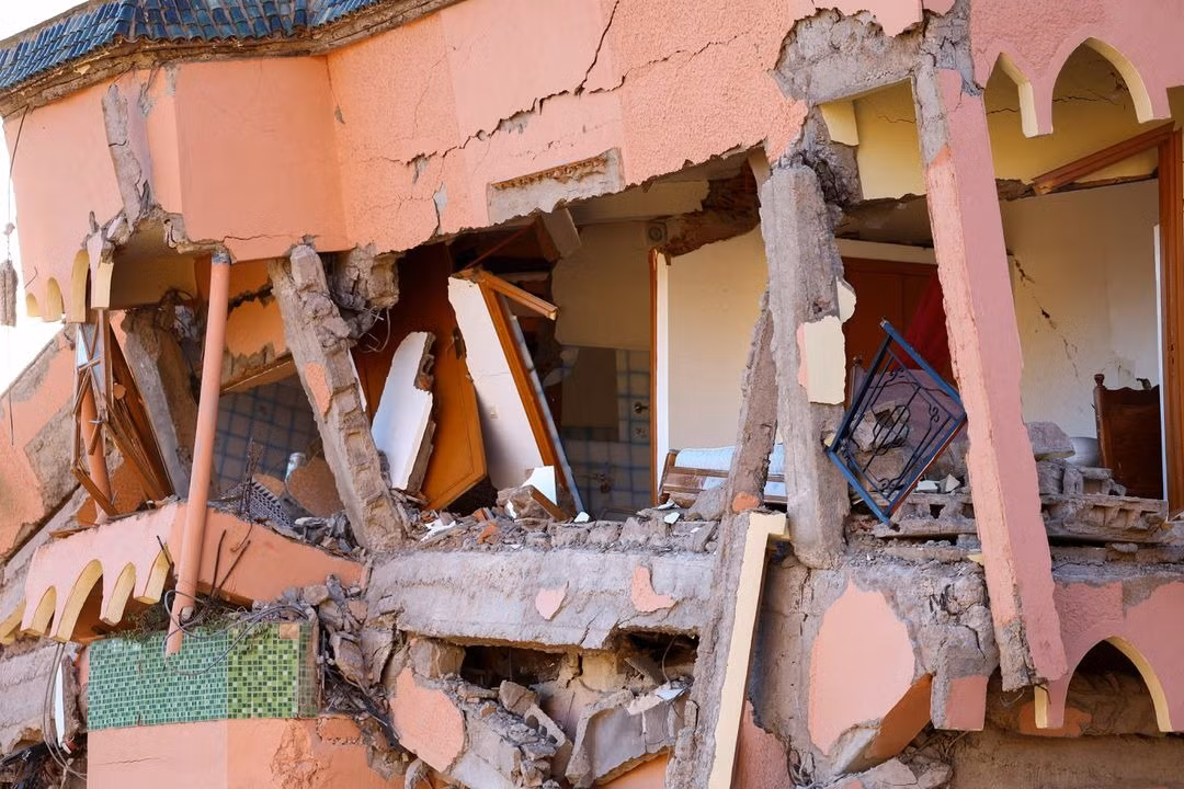 Khung cảnh hoang tàn tại một khách sạn ở Moulay Brahim. Ảnh: Reuters