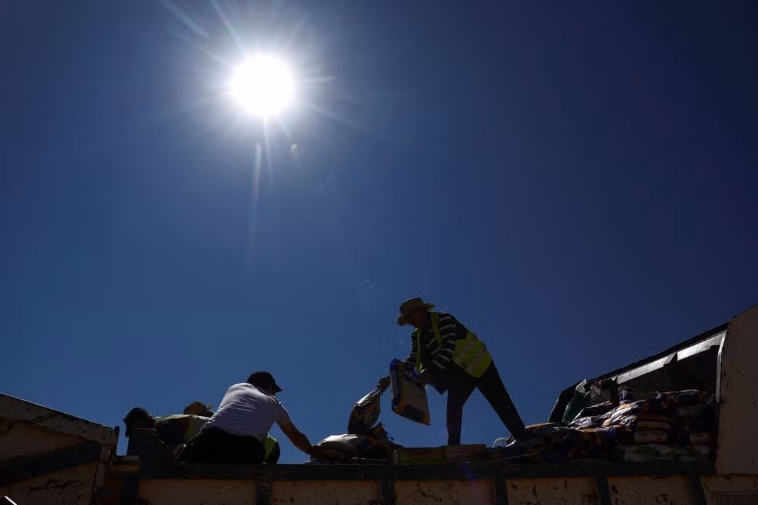 Phân phát đồ cứu trợ ở Moulay Brahim. Ảnh: Reuters