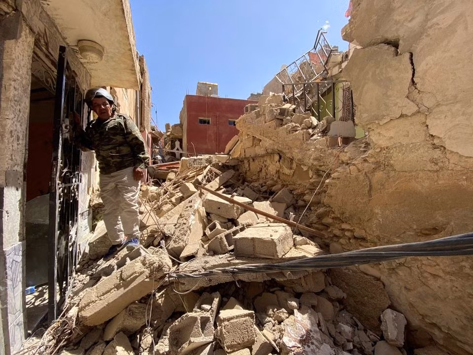 Nhà cửa đổ nát sau động đất ở Amizmiz (Maroc). Ảnh: Reuters