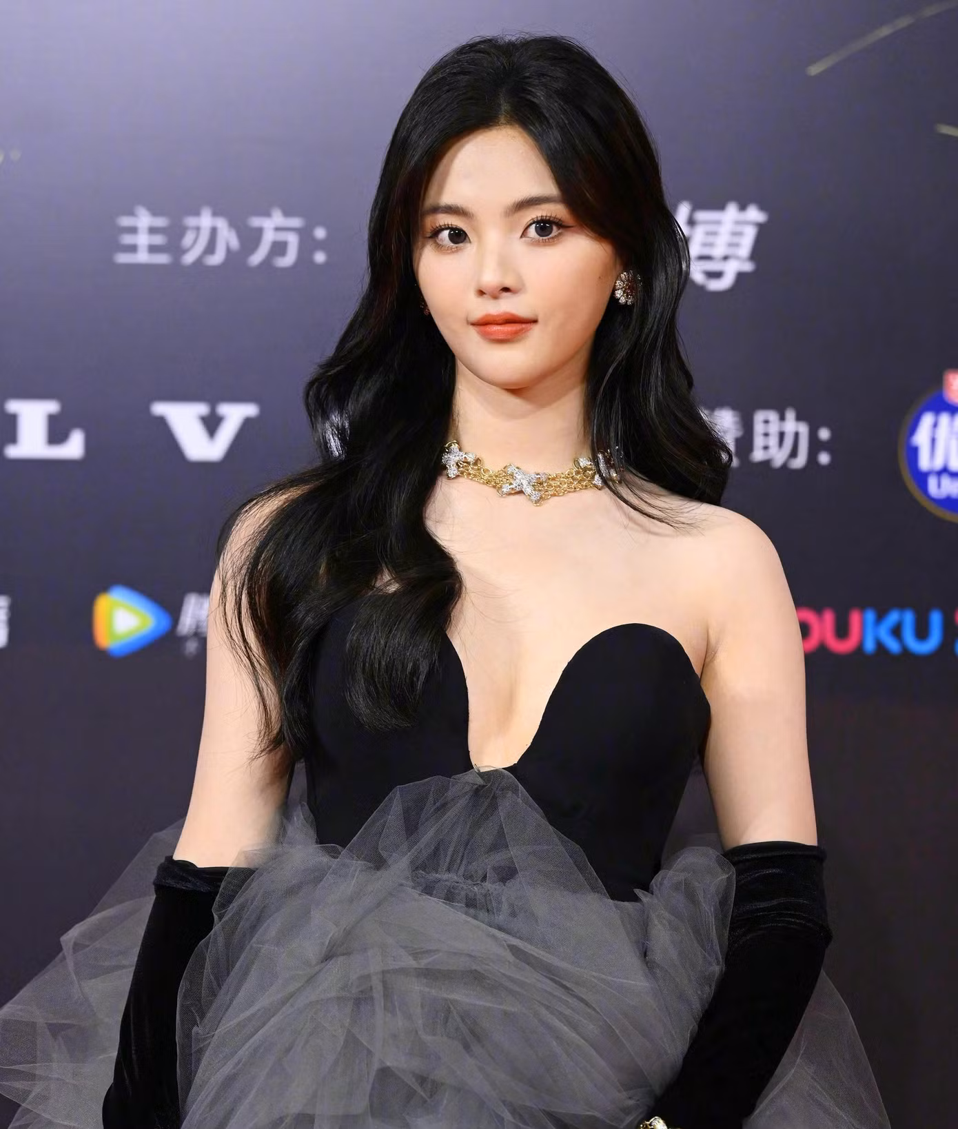 Quan Hiểu Đồng và Dương Siêu Việt cũng tỏa sáng trên thảm đỏ nhờ ưu thế về tuổi trẻ. Cả hai chọn trang phục gợi cảm nhưng không kém phần sang trọng. Quan Hiểu Đồng và Dương Siêu Việt cũng tỏa sáng trên thảm đỏ nhờ ưu thế về tuổi trẻ. Cả hai chọn trang phục gợi cảm nhưng không kém phần sang trọng.