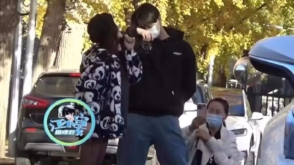 Lý Tiểu Lộ hẹn hò rapper kém 12 tuổi Triệu Dục Đào. Ảnh: 163, Sina.