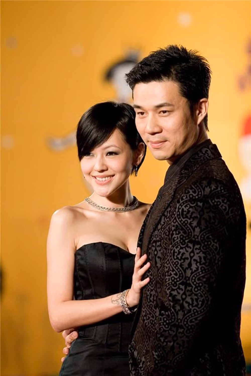 Hứa Nhã Quân thường xuyên tiệc tùng cùng các cô gái khác nhau.