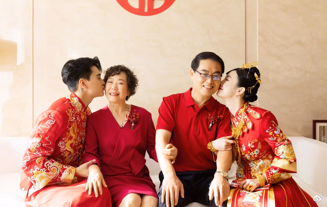 Kim Thánh Ân thể hiện sự thân thiết với cha mẹ vợ. Trương Mông được tặng nhiều trang sức bằng vàng.