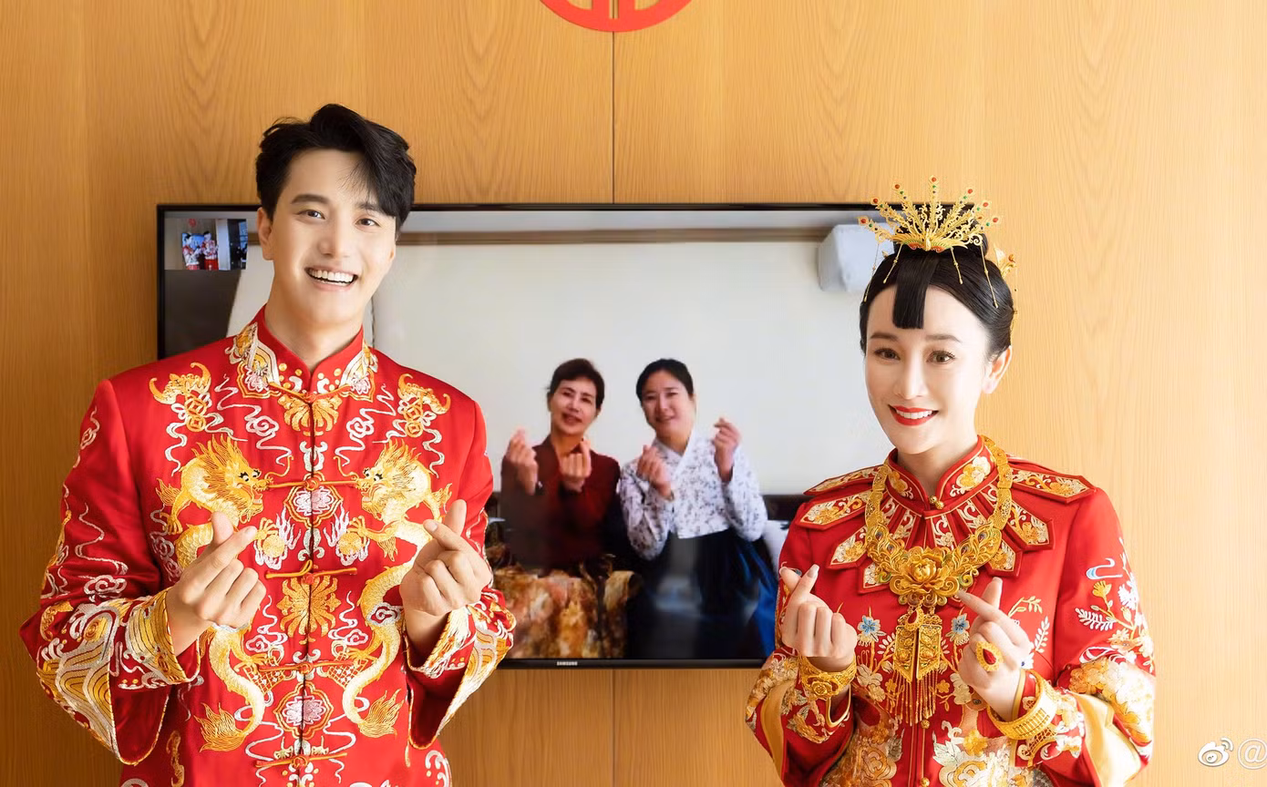 Hai nghệ sĩ đã đăng ký kết hôn, trở thành vợ chồng từ tháng 2. Tuy nhiên, lễ cưới của họ phải hoãn lại do dịch bệnh. Cũng vì lý do này, người thân của Kim Thánh Ân không thể sang Trung Quốc dự hôn lễ của con trai. Trong ngày trọng đại, vợ chồng Trương Mông đã kết nối livestream để gia đình bên Hàn Quốc cùng chứng kiến khoảnh khắc hạnh phúc của hai nghệ sĩ.
