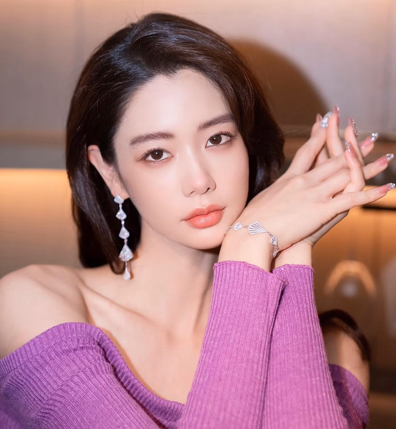 Theo Sohu, người đẹp thường được sắp xếp để thể hiện những vai diễn không có nhiều thời lượng, nhưng tạo hình hở bạo để khoe được ưu điểm hình thể.