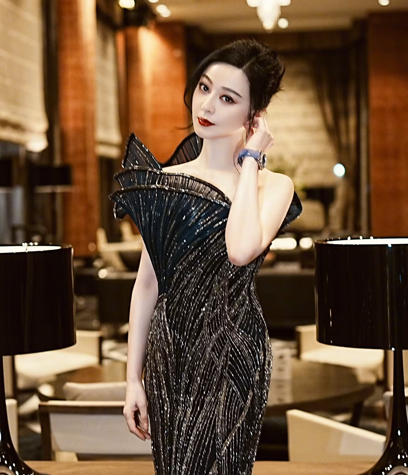 "Phạm Băng Băng đúng là nữ hoàng thảm đỏ, thiếu cô ấy các sự kiện trở nên tẻ nhạt", "Không có nghệ sĩ nào có thể nổi bật ở mọi khoảnh khắc, luôn lấn át các minh tinh khác như Phạm Băng Băng", "Cô ấy giữ được sắc vóc thật tốt", "Dù nàng đã rời khỏi giang hồ, giang hồ vẫn có truyền thuyết về nàng, câu này rất đúng với Phạm Băng Băng. Dù Phạm Băng Băng đã nửa thoái ẩn, khán giả vẫn phải ca ngợi nhan sắc của cô ấy", là bình luận của khán giả dành cho nữ diễn viên Hoàn Châu cách cách.