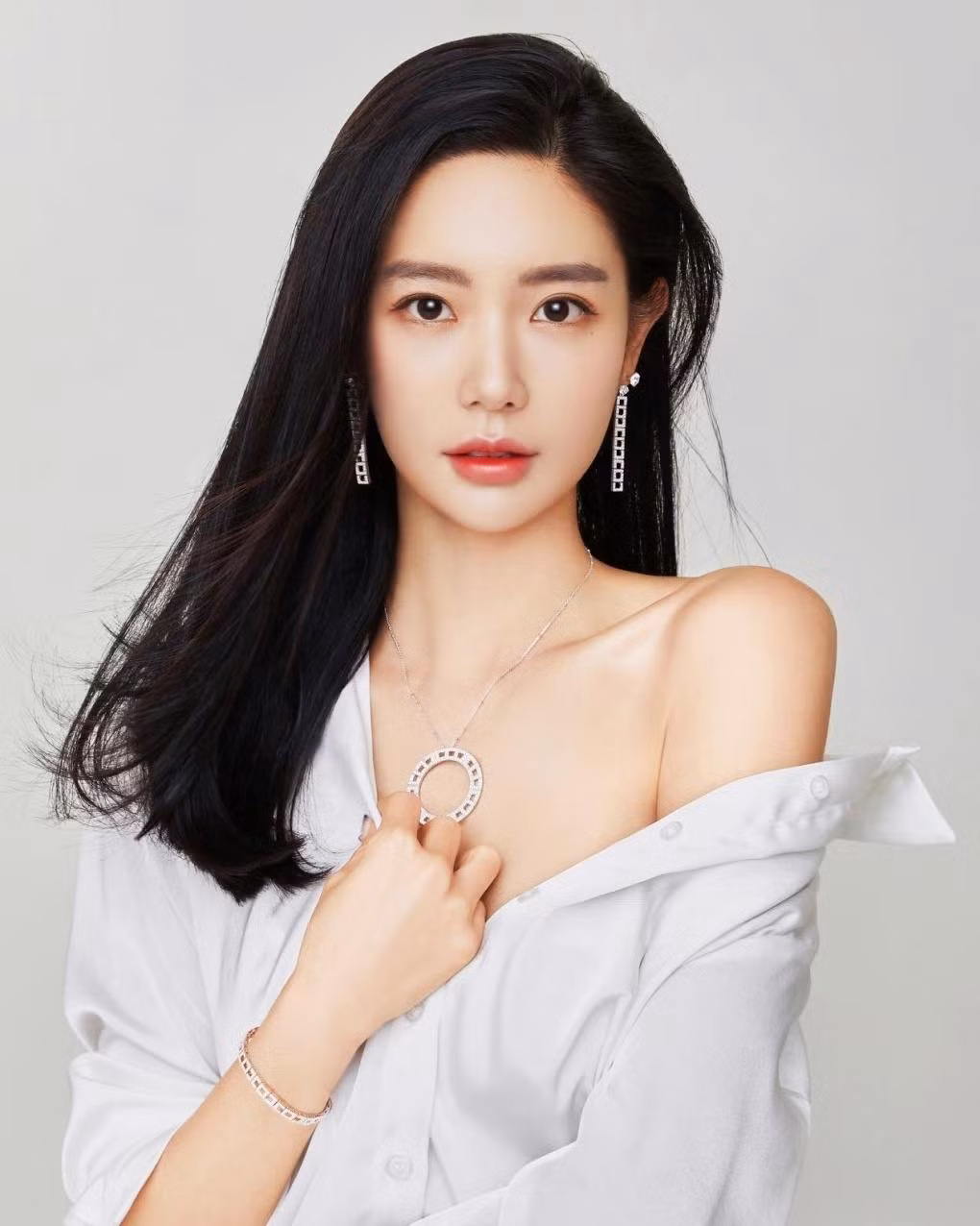 Âm dương họa bì được đánh giá cao hơn về dàn diễn viên và câu chuyện. Trong đó, thủ vai nữ chính họa yêu Ly Thanh là nữ diễn viên Đỗ Vũ Thần, "bom sex" xứ Hàn Clara đóng vai yêu quái Liên Liên. Với phong cách cá tính, mạnh mẽ, người đẹp Lý Mục Vân thể hiện vai Từ Phán.