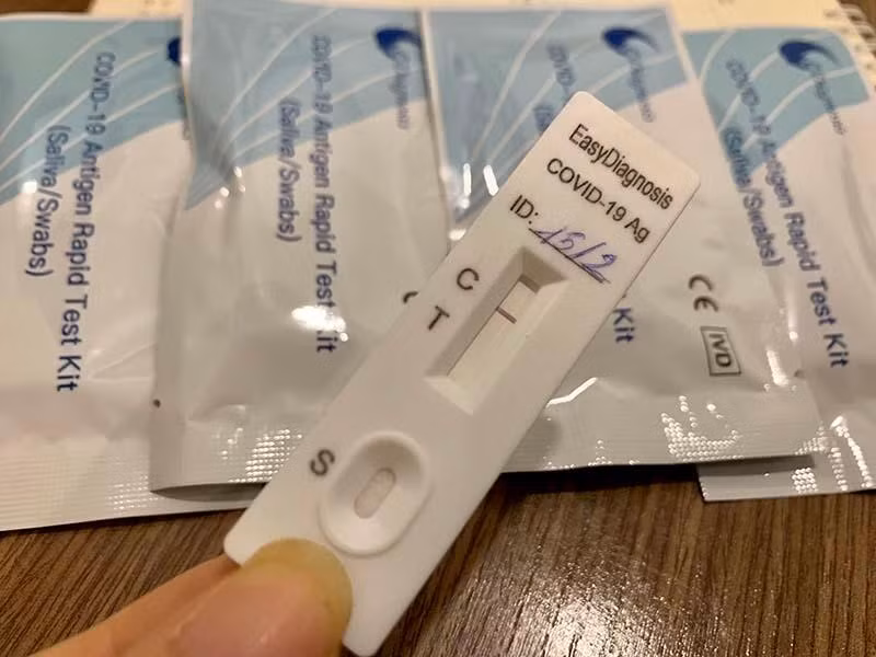Những ngày gần đây nhu cầu mua kit test nhanh Covid-19 tăng đột biến khi F0 tăng mạnh tại Hà Nội. Ảnh: BH