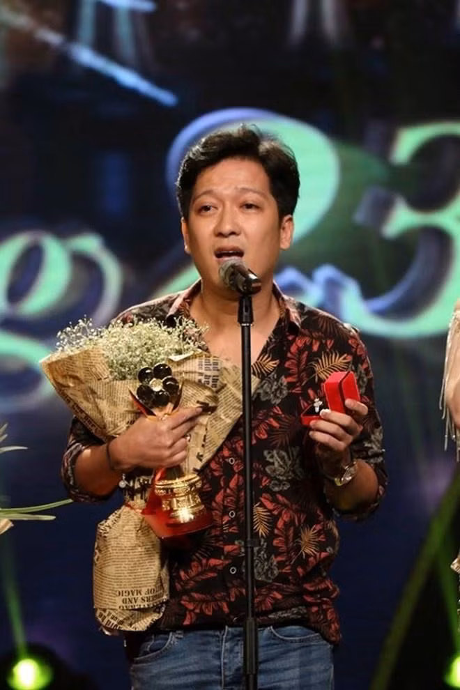 Khoảnh khắc Trường Giang cầu hôn Nhã Phương tại đêm trao giải Mai Vàng.