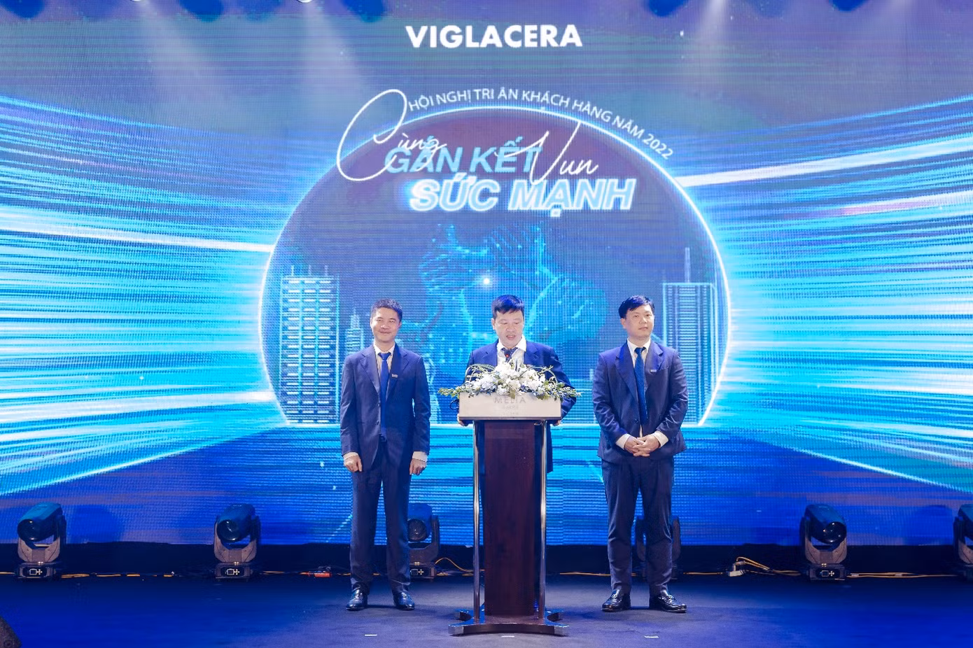 Ban lãnh đạo CTCP kinh doanh Gạch ốp lát Viglacera phát biểu tại hội nghị