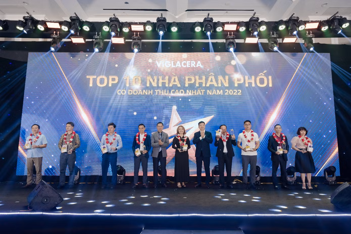Ông Quách Hữu Thuận – Phó Tổng Giám đốc TCT Viglacera và ông Mai Xuân Đức – Chủ tịch HĐQT CTCP Kinh doanh gạch ốp lát Viglacera trao kỷ niệm chương và quà cho Top 10 Nhà phân phối có doanh thu cao nhất năm 2022