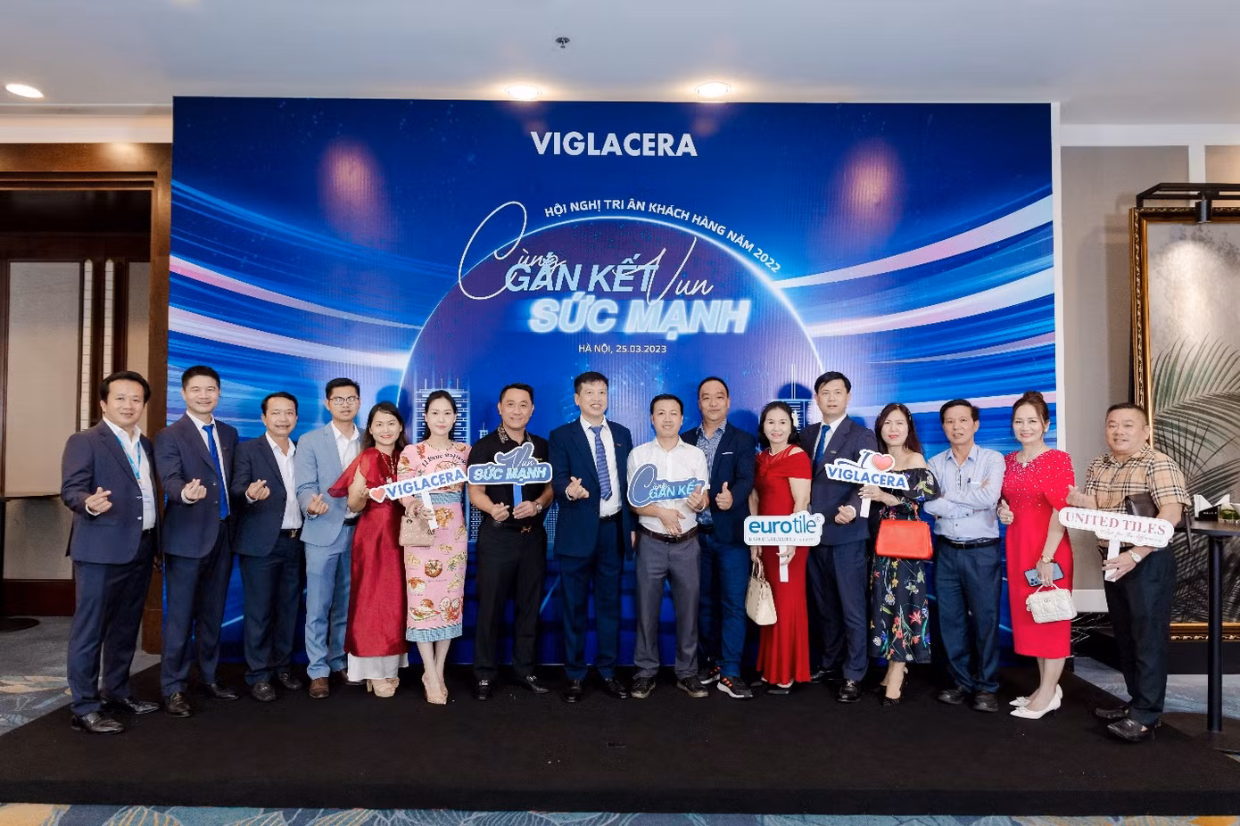 Ban lãnh đạo CTCP kinh doanh Gạch ốp lát Viglacera chụp ảnh cùng các Đại lý, nhà phân phối đến tham dự Hội nghị