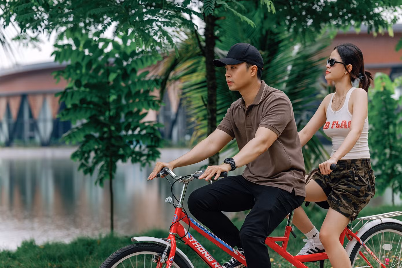 Thong thả bên con đường quanh co xanh mát tìm đến tháp UFO