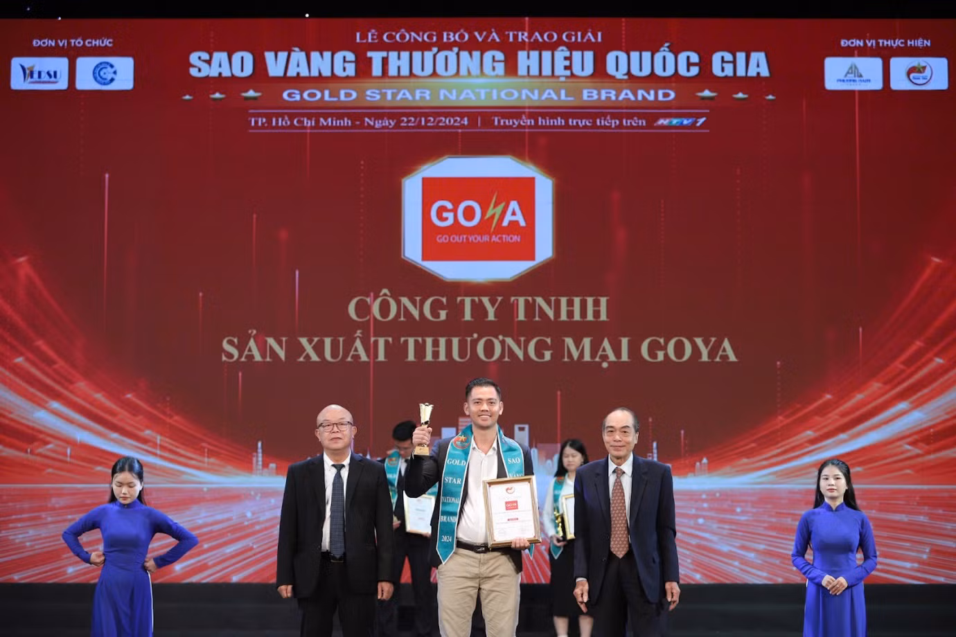 Đại diện GOYA lên nhận giải thưởng TOP 10 Sao Vàng Thương Hiệu Quốc Gia 2024