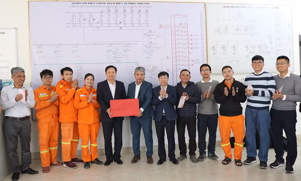 Lãnh đạo Đảng ủy EVNNPT, Công đoàn EVNNPT tặng quà động viên các đơn vị tham gia dự án