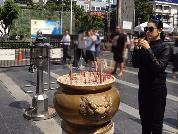 Trong phim, Lâm Chi Khanh vào vai một chàng trai muốn chuyển đổi giới tính. Đây là cảnh Lâm Chi Khanh hóa trang thành chàng trai, đi thắp hương cầu nguyện trước khi phẫu thuật. Sau khi hoàn tất phim, Lâm Chi Khanh về Việt Nam tiếp tục chuẩn bị cho liveshow diễn ra vào tối 12/12 tại sân khấu Lan Anh. Ngoài hai khách mời là người đẹp chuyển giới Nong Poy và Bell Nantitan của Thái Lan, bạn trai Lâm Chi Khanh cũng sẽ xuất hiện trên sân khấu với vai trò mới. Một số khách mời khác của liveshow sẽ được nữ ca sĩ tiết lộ trong họp báo sắp tới