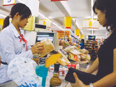 Giá cả leo thang, việc nâng mức thu nhập chịu thuế lên cao hơn là tin vui cho nhiều người Ảnh: Hồng Vĩnh