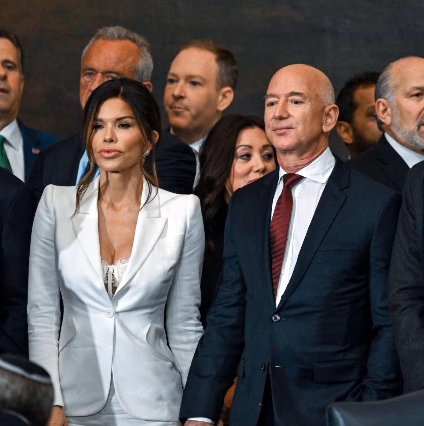 Ông Bezos ký hợp đồng hợp tác với bà Melania sau bữa tiệc tại Mar-a-Lago vào tháng 12/2024. Ảnh: Getty Images.