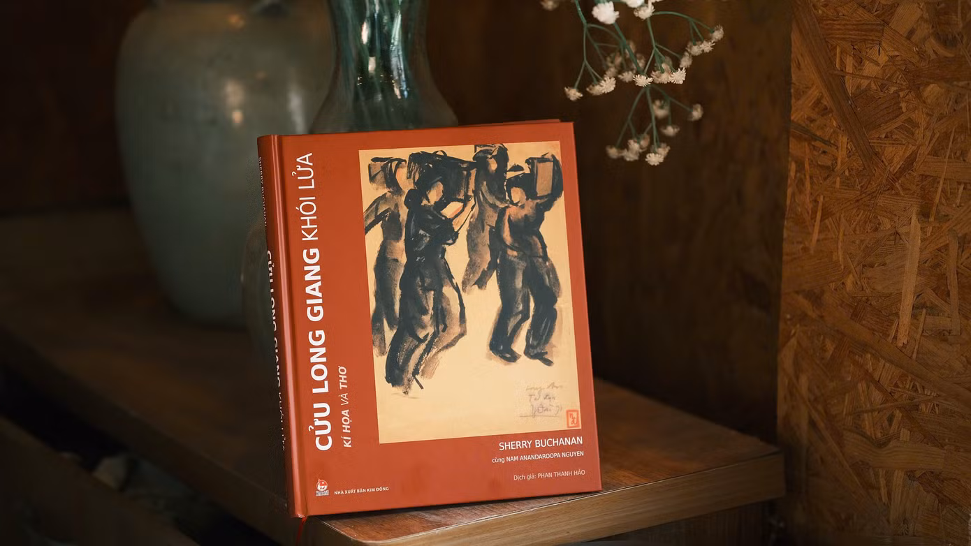 "Cửu Long Giang khói lửa - Kí họa" là cuốn art book gồm những kí họa, tranh màu nước, thơ và thư từ của các họa sĩ - chiến sĩ.