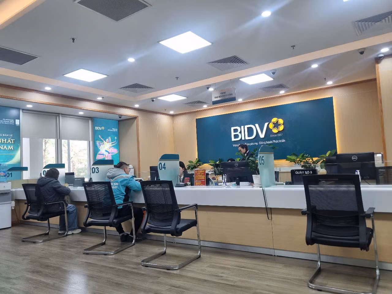 Không có cảnh quá tải, xếp hàng chờ cập nhật sinh trắc học tại BIDV (ảnh: N.M)