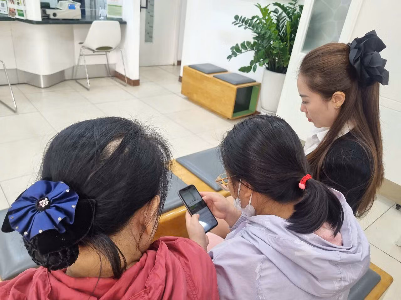 Người dân chỉ mất vài phút cài đặt, cập nhật sinh trắc học tại các ngân hàng trong sáng 17/12 (ảnh: N.M).