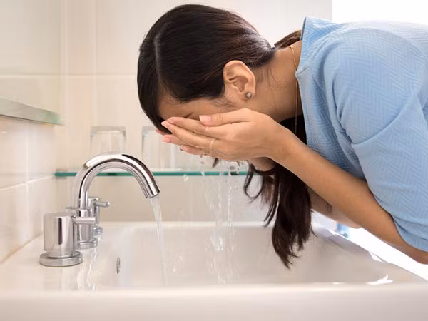 Rửa mặt 2 lần mỗi ngày vào buổi sáng và tối cũng hỗ trợ quá trình trị mụn.