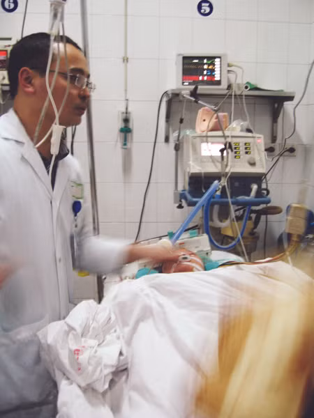 Bệnh nhi H.B đang hôn mê được điều trị tại khoa Cấp cứu BV Việt Đức 
