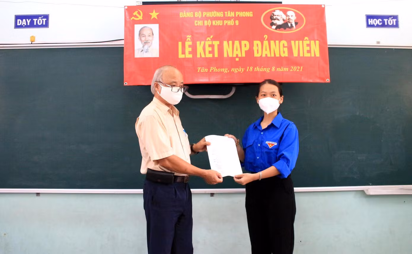 Phạm Thị Khánh Linh nhận quyết định kết nạp Đảng