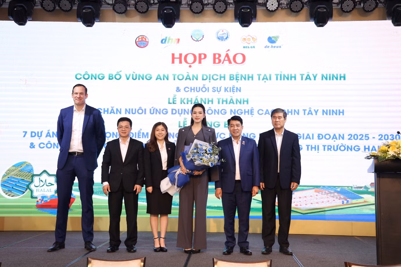 Đại diện Ban tổ chức chuỗi sự kiện ngày 19/5 chụp ảnh lưu niệm cùng Hoa hậu Việt Nam 2020 Đỗ Thị Hà