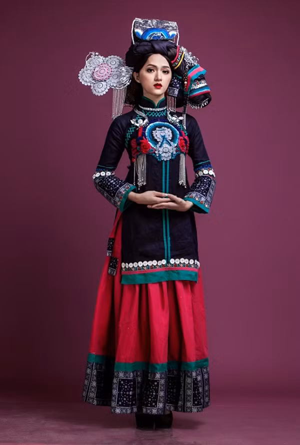Hương Giang Idol mặc yếm đào khoe lưng trần gợi cảm ảnh 3